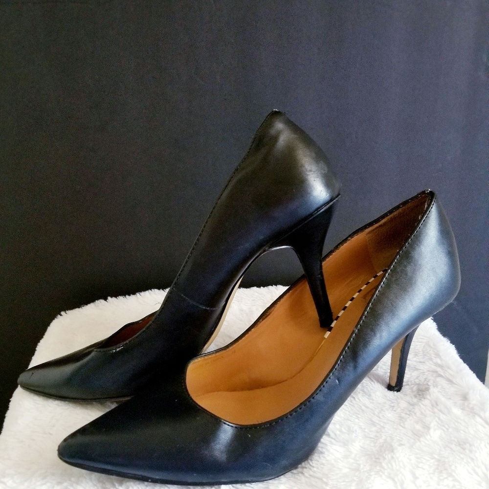 Black pumps